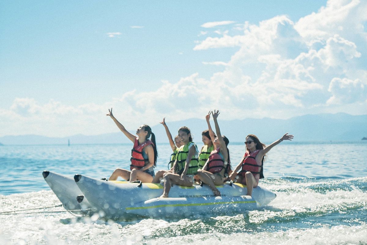 びわ湖でバナナボートを楽しむ人々